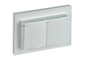 BRITE Розетка 2-местная с заземлением с защитными шторками и крышкой 16А в сборе IP44 РСбш12-3-44-БрЖ жемчуг IEK BR-R26-16-44-K36-F