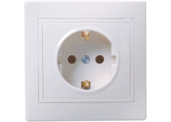 KVARTA Розетка 1-местная с заземлением без защитных шторок 16А кер. РС10-3-КБ белый IEK ERK11-K01-16-K