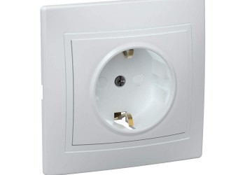 KVARTA Розетка 1-местная с заземлением с защитными шторками 16А кер. РСш10-3-КБ белый IEK ERK14-K01-16-K