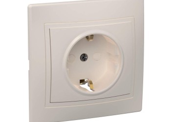 KVARTA Розетка 1-местная с заземлением с защитными шторками 16А кер. РСш10-3-Км кремовый IEK ERK14-K33-16-K