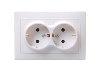 KVARTA Розетка 2-местная с заземлением без защитных шторок 16А кер. РС12-3-КБ белый IEK ERK21-K01-16-K