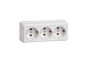 Розетка тройная 2P+PE IEK Oktava белая ERO31-K01-16-DC