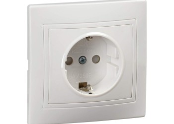 KVARTA Розетка 1-местная с заземлением с защитными шторками 16А РСш10-3-КРБ белый IEK KV-R14-16-PC-K01