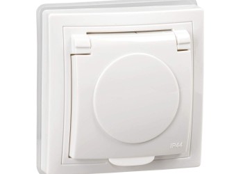 KVARTA Розетка с заземлением с защитными шторками с крышкой 16А IP44 РСбш10-3-КБ-44 белый IEK KV-R16-16-44-K01