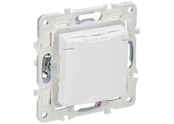 SKANDY Розетка 1-местная с заземлением с защитными шторками и крышкой 16А IP44 SK-R11W арктический белый IEK SK-R16-16-44-K01