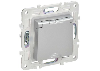 SKANDY Розетка 1-местная с заземлением с защитными шторками и крышкой 16А IP44 SK-R11S серебряный IEK SK-R16-16-44-K23