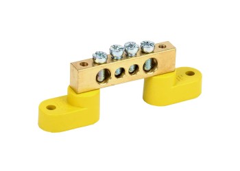 Шина PE "земля" на двух угловых изоляторах ШНИ-8х12-4-У2-Ж IEK YNN10-812-4C2-K05